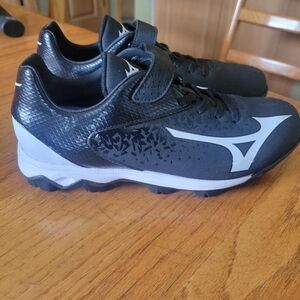 fab'rik Men's Sleek Black and White Athletic Shoes